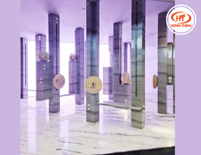 Đá tự nhiên Silver Shadow ốp các cột trang trí kết hợp đèn led