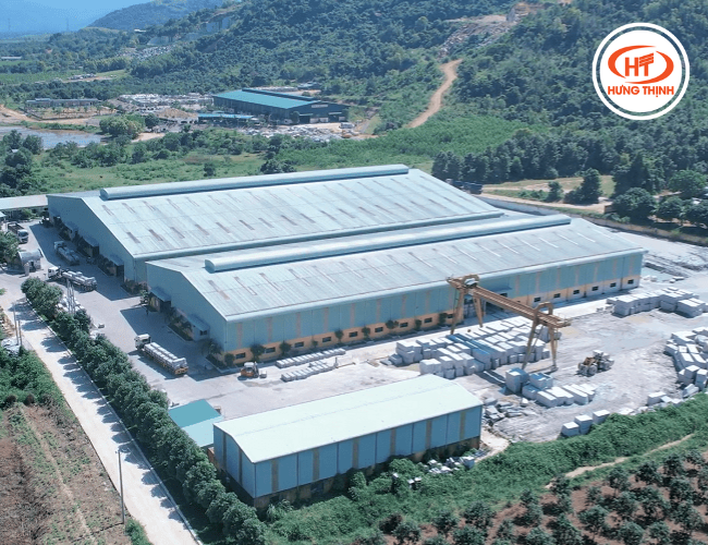 Một trong những nhà máy chế biến đá của tổng kho đá Hưng Thịnh