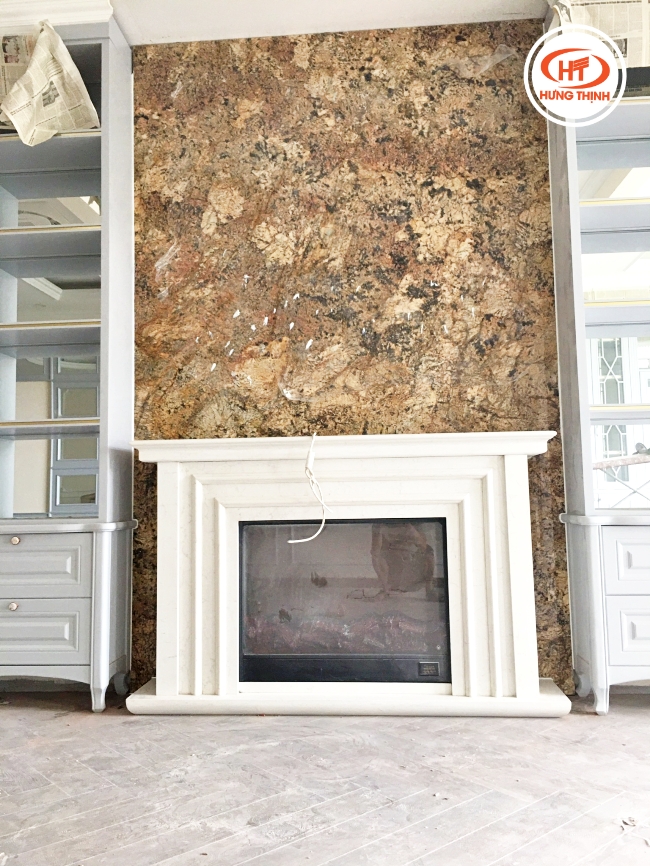 Vách lò sưởi ốp đá Granite Amazonia hài hòa, thuận mắt. 