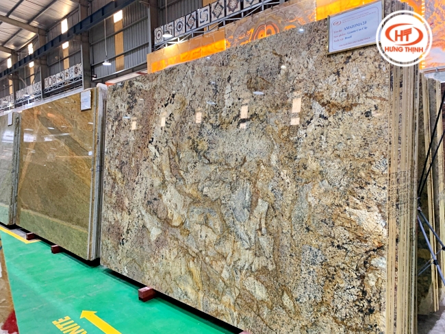 Các đường vân loạn đa màu trên nền vàng chủ đạo đá hoa cương Amazonia. 