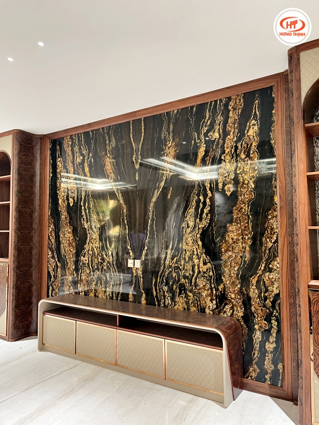 Đá Granite ốp tường với nền đen kết hợp vàng gold mang đến cảm giác quyền quý và đẳng cấp.