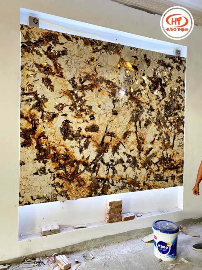 Đá Royal Gold làm tranh đá tại không gian chung. 