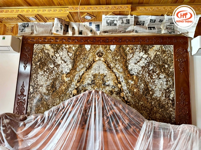 Đá Granite ốp tường phòng khách Solarius.