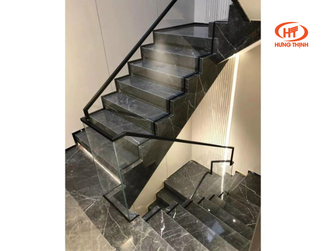 Cầu thang ốp đá Marble Wyndham Grey hiện đại kết hợp khung kính 
