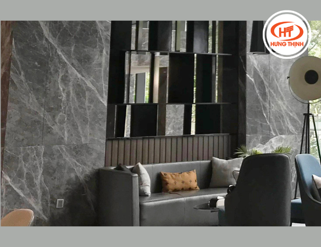 Tường ốp đá Marble Wyndham Grey tạo điểm nhấn cho không gian 
