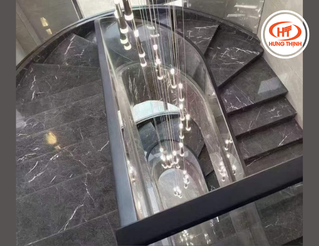 Cầu thang cong ốp đá Marble Wyndham Grey đẹp tinh tế 