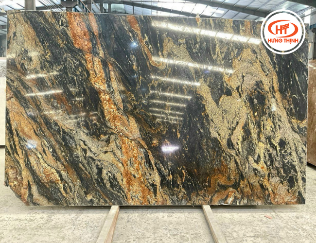 Bề mặt đá sáng bóng nổi bật với những đường vân đen vàng
