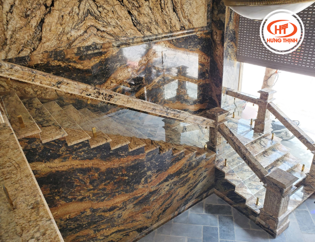 Bề mặt đá ốp cầu thang sáng bóng, dễ vệ sinh