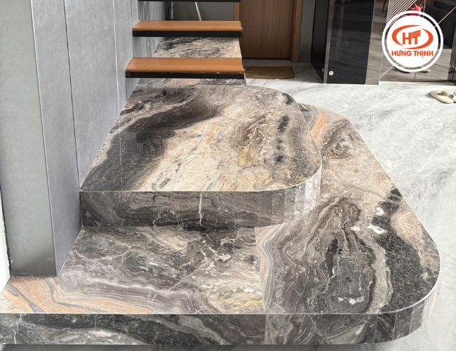 Cận cảnh mặt bậc ốp đấ cẩm thạch Vân gỗ ý nâu đen