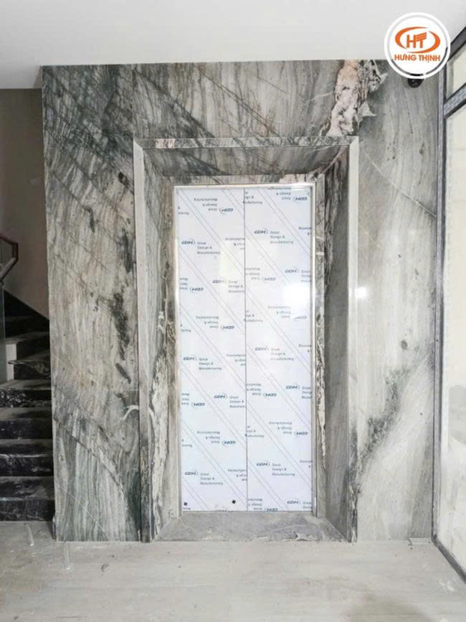 Thang máy ốp đá cao cấp với bề mặt sáng bóng và vân đá sang trọng