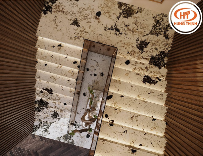 Những mảng vân đen xuất hiện tự nhiên trên nền đá làm điểm nhấn 