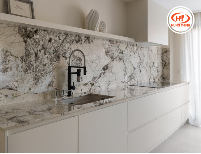 Cốt đá cứng, chống ngấm ố giúp khu vực bếp giữ được độ bền 