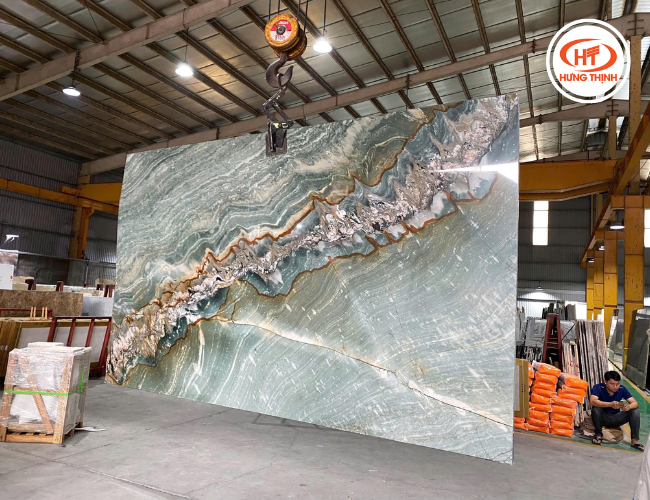 Đá Thạch Anh Bramante Maestro Quartzite slab lớn nền xanh ngọc vân trắng xám và vân nâu gỉ tự nhiên tại xưởng