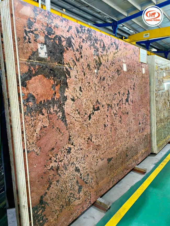 Cận cảnh đá Granite Alaska Red nhập khẩu tại kho đá Hưng Thịnh