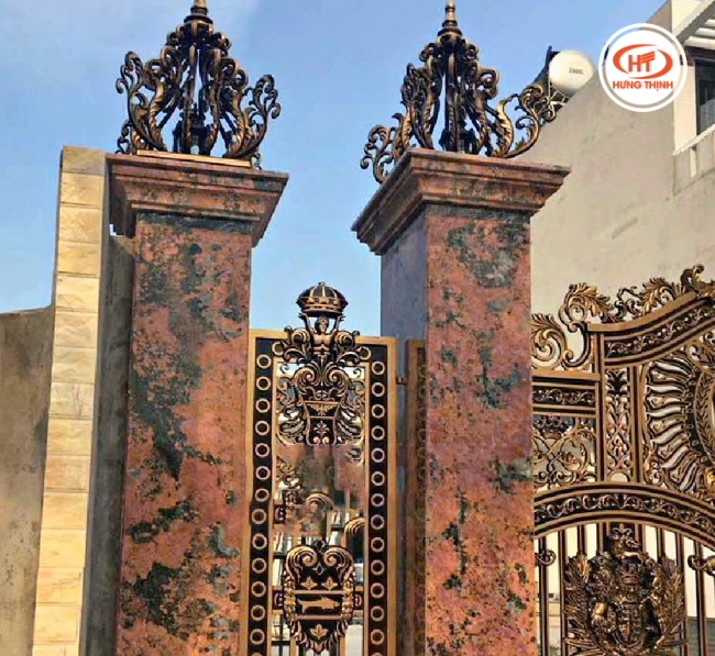 Đá hoa cương Volcano Red ít phai màu nên phù hợp với ốp cột cổng, mặt tiền.