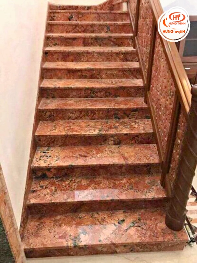 Đá hoa cương Volcano Red ốp cầu thang có độ bền cao phù hợp với việc đi lại nhiều