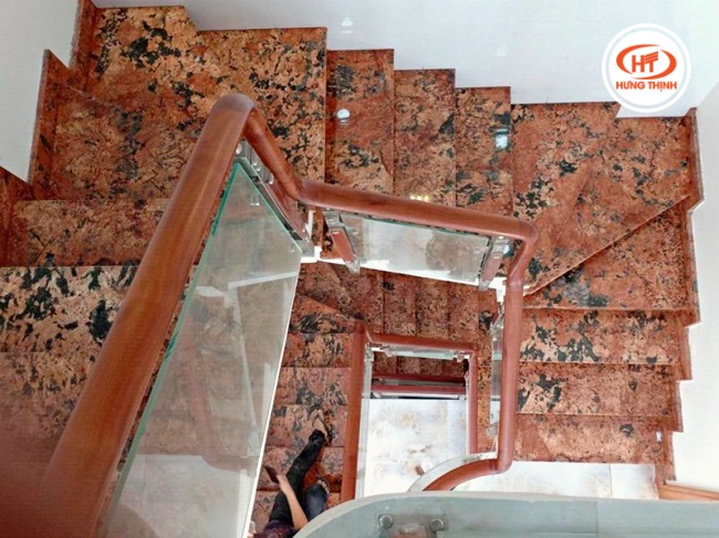 Hình ảnh thực tế Đá Granite Alaska Red ốp cầu thang