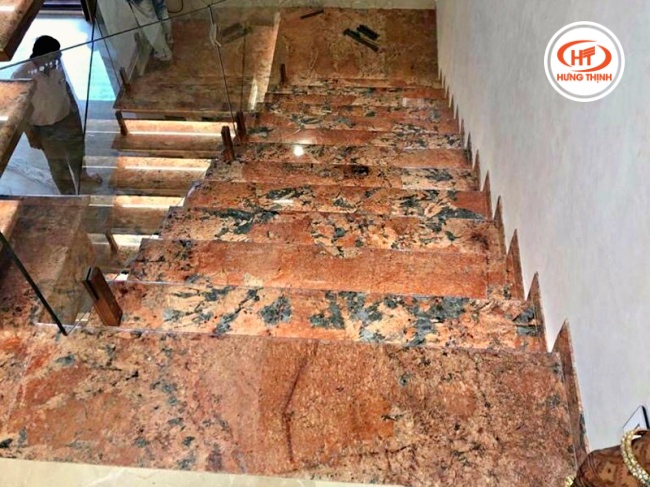 Đá hoa cương Volcano Red ốp cầu thang với màu sắc nổi bật