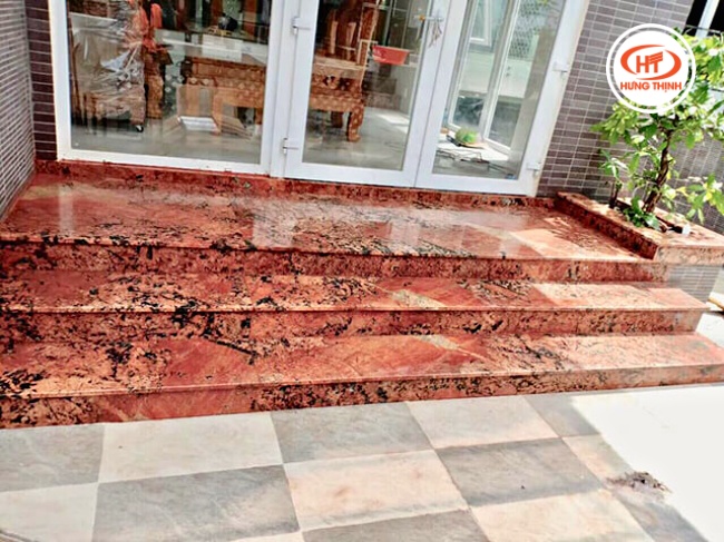 Hình ảnh thực tế Đá Granite Alaska Red ốp tam cấp