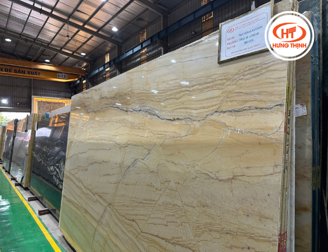 Đá thạch anh Gold Macaubus tại xưởng, bề mặt sáng bóng, vân đá vàng ấm sang trọng, phù hợp ốp bàn bếp và trang trí nội thất.