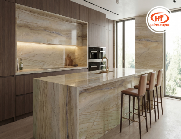 Đảo bếp ốp đá thạch anh Macaubas với vân đá vàng sang trọng, bề mặt sáng bóng, tạo điểm nhấn tinh tế cho không gian bếp hiện đại.