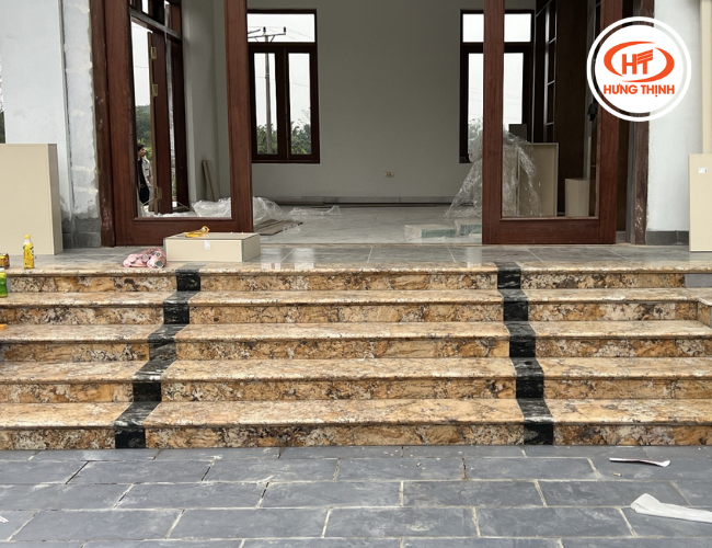 Đá Granite Alaska Gold ốp bậc tam cấp giúp nổi bật nhẹ nhàng cho không gian