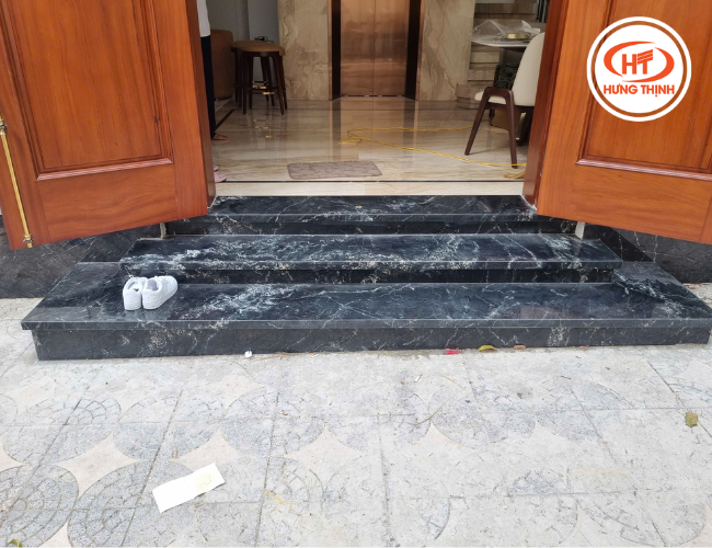 Với độ bền vượt trội. đá Granite Black Forest là lựa chọn ốp tam cấp của rất nhiều gia chủ