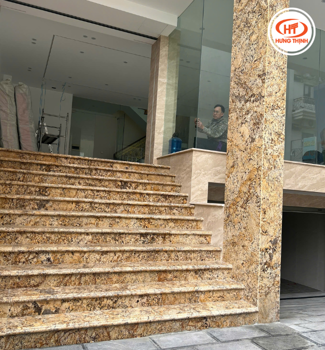 Ốp bậc tam cấp cực sang với đá hoa cương Solarius