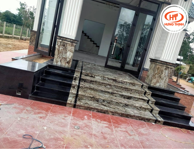 Tam cấp phối đá Kim Sa và Blue Dune mang đến vẻ đẹp tương phản tinh tế, giúp lối vào thêm nổi bật và cuốn hút