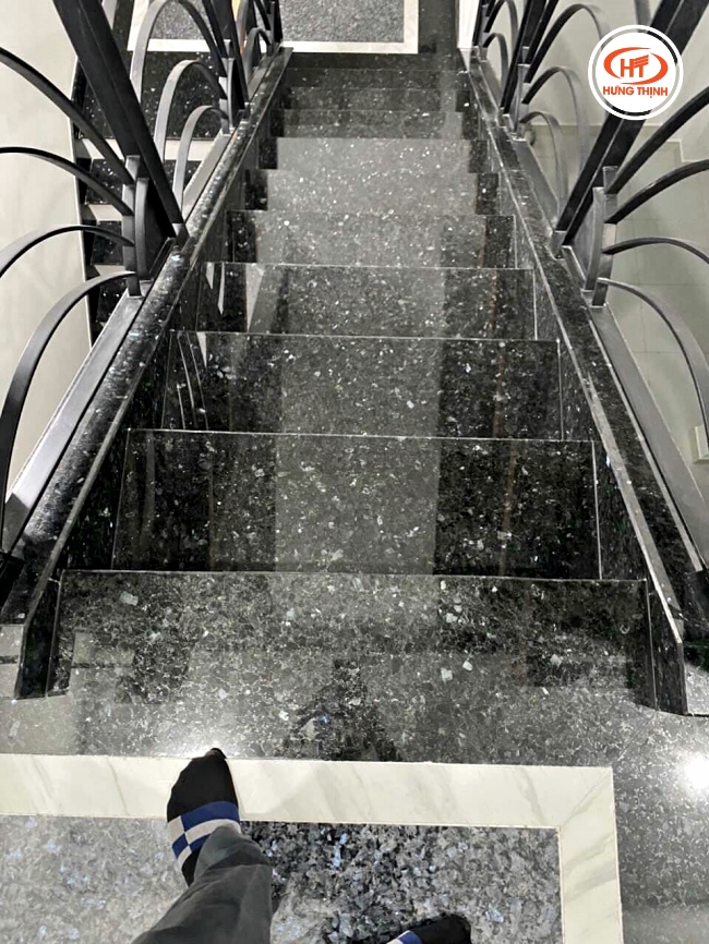 Cầu thang là hạng mục được các gia chủ yêu thích sử dụng đá Granite Xà cừ xanh đen