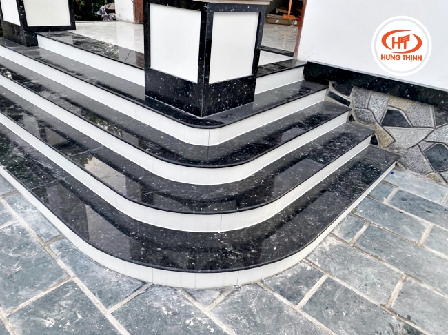 Bậc cấp sử dụng đá Granite Xà cừ hoàng gia với độ bóng đẹp