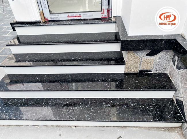 Cận cảnh mặt bậc đá với hạt xà cừ lấp lánh