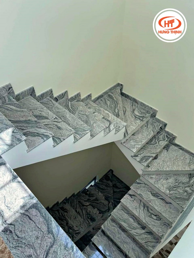 Đá Granite Asian White ốp cầu thang có độ bền cao phù hợp với việc đi lại nhiều