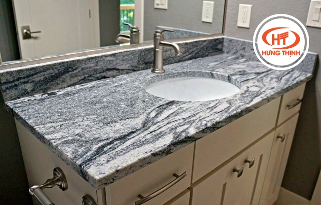 Đá Granite Asian White giúp hạn chế tác động của nước và hơi ẩm, góp phần duy trì không gian khô ráo, thoáng sạch.