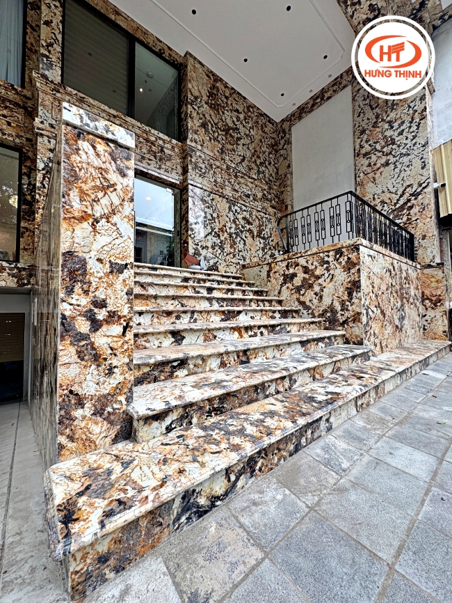 Vân đá Granite Royal Gold nên mặt tiền cực nổi bật 