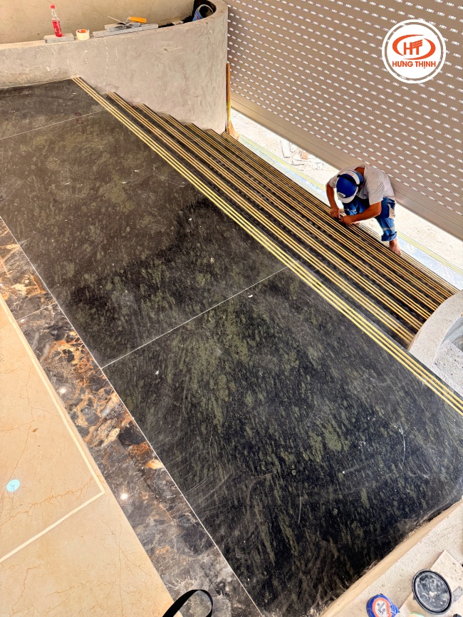 Bề mặt đá Granite SriLanca được đánh bóng giúp tăng khả năng phản chiếu ánh sáng, giúp khu vực bậc cấp nổi bật hơn cả ban ngày lẫn khi lên đèn.
