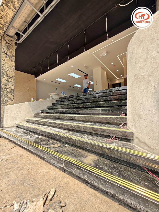 Bậc cấp được ốp đá Granite Blue Persa
