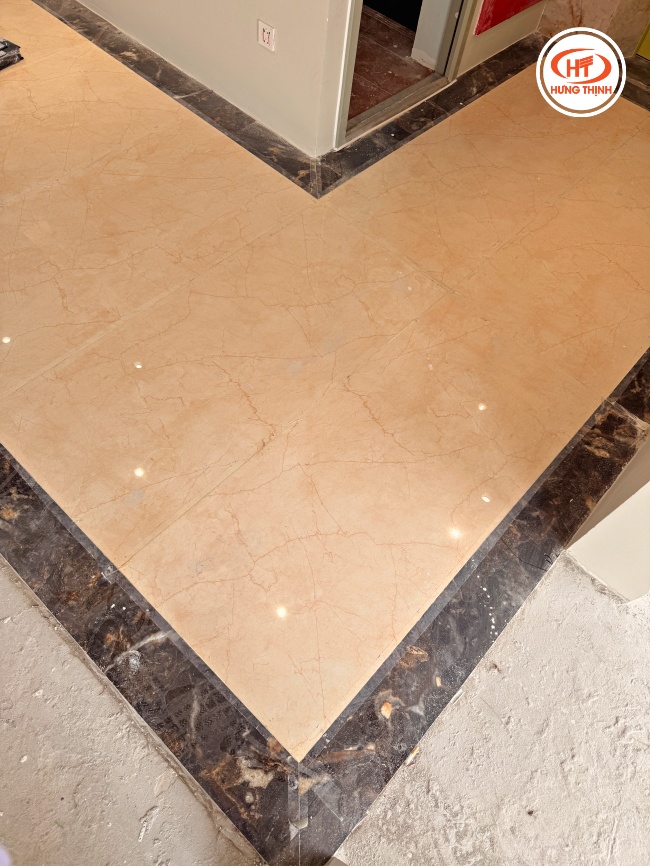 Không gian sàn được ốp bằng Đá Marble Crema Marfil với gam kem sáng đặc trưng, mang lại cảm giác ấm áp và nhẹ nhàng.