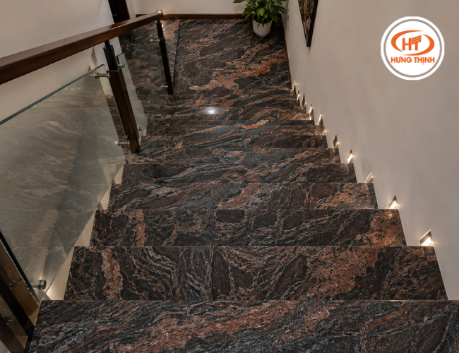 Màu sắc mạnh mẽ kết hợp hệ vân độc đáo giúp cầu thang trở thành điểm nhấn nổi bật trong không gian