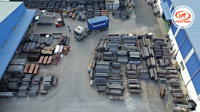 Kho bãi rộng lớn gần 10.000m2 phục vụ bán buôn, bán lẻ đa dạng các mặt hàng đá ốp lát tại kho