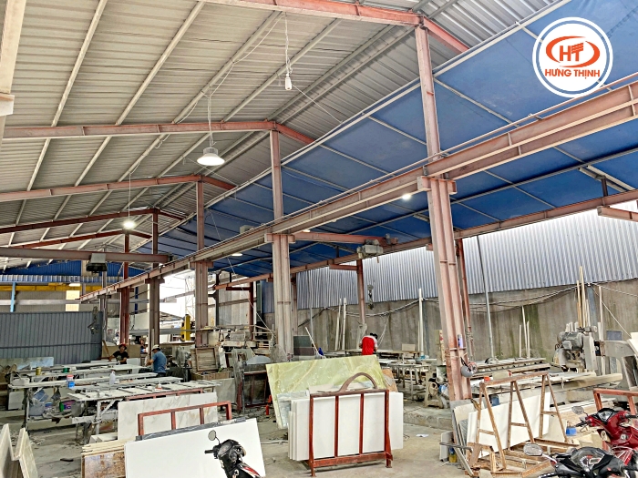 Khu vực gia công đá nằm ngay tại kho