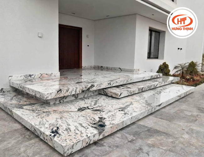 Điểm nhấn đẳng cấp cho mặt tiền công trình nhờ độ cứng cao của đá Granite Blossom White.
