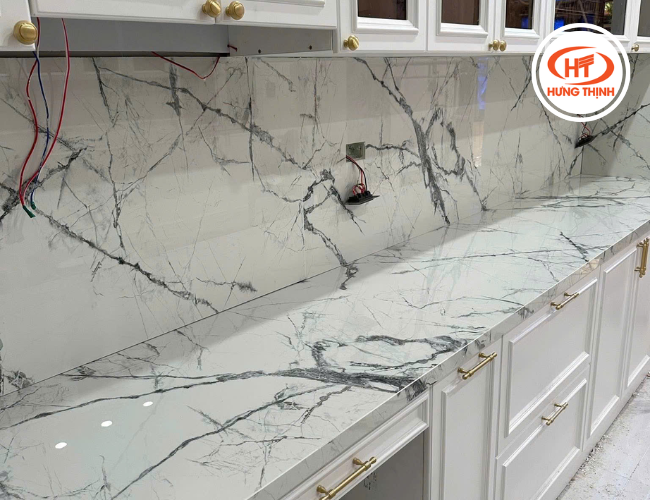 Nhiều gia chủ đã lựa chọn các mẫu đá mặt bếp đẹp Nung Kết cho không gian nấu nướng của gia đình