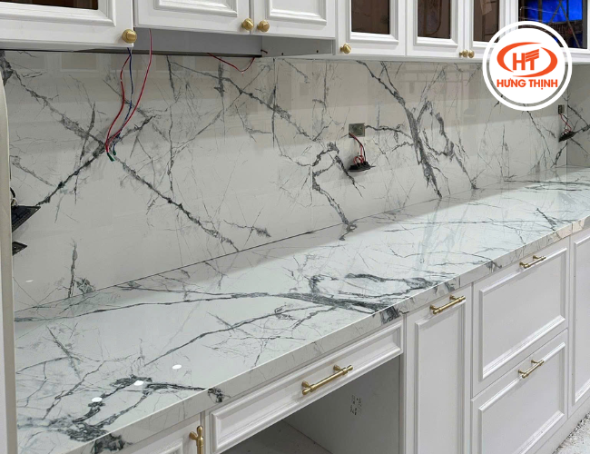 Hạn chế sử dụng các chất tẩy rửa mạnh trên mặt bàn đá Nung kết ốp bếp