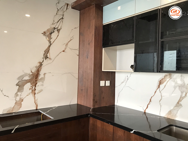 Công trình thực tế mặt đá bếp vicostone BQ8740 kết hợp tường bếp đá nung kết Macchia