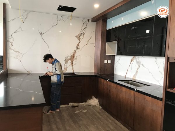 Công trình thực tế mặt đá bếp vicostone BQ8740 kết hợp tường bếp đá nung kết Macchia