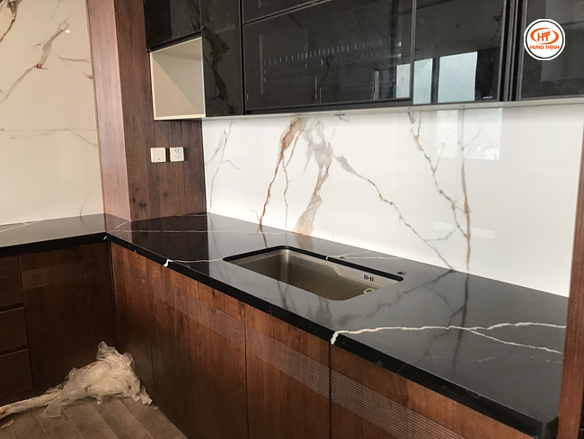 Công trình thực tế mặt đá bếp vicostone BQ8740 kết hợp tường bếp đá nung kết Macchia