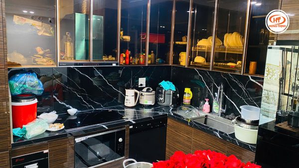 Đá bếp nung kết đen tia chớp Nero Marquina