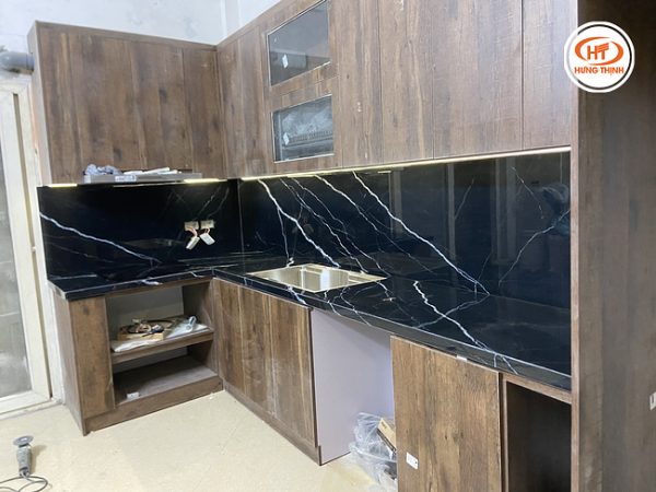 Đá bếp nung kết đen tia chớp Nero Marquina