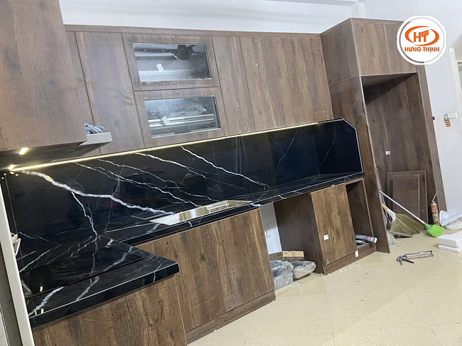 Đá bếp nung kết đen tia chớp Nero Marquina